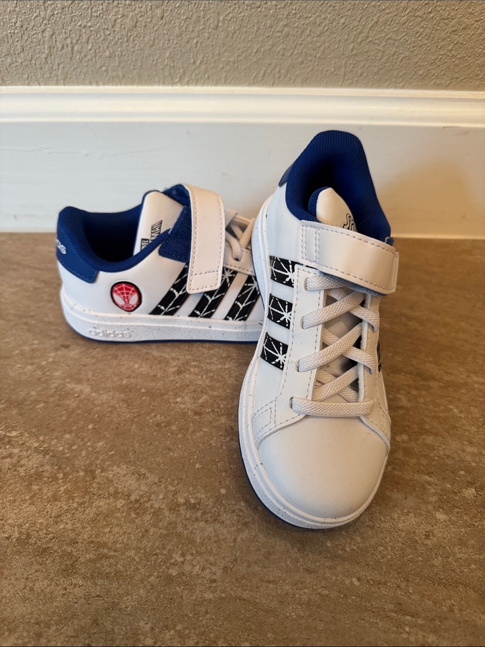Adidas Kids sz 11 BRAND NEW-Spider-Man White & Navy Velcro Low-Top sneakers
